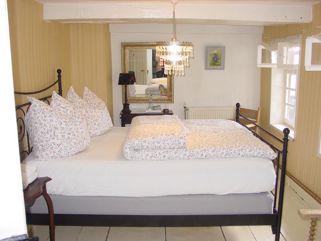 Robert's Bed&Breakfast Helmarshausen Exterior foto